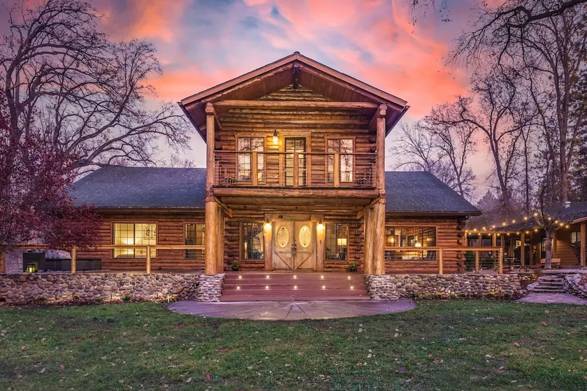 Log Cabin sleeps 20 with hot tub, EV Charger, firepit - Image 1