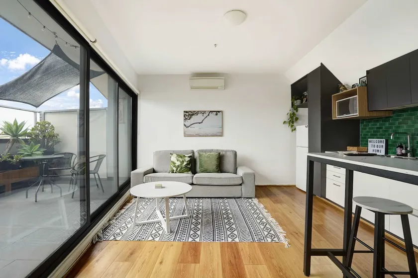 Green getaway 1 Bedder Loft@ St Kilda w/ parking - Image 1