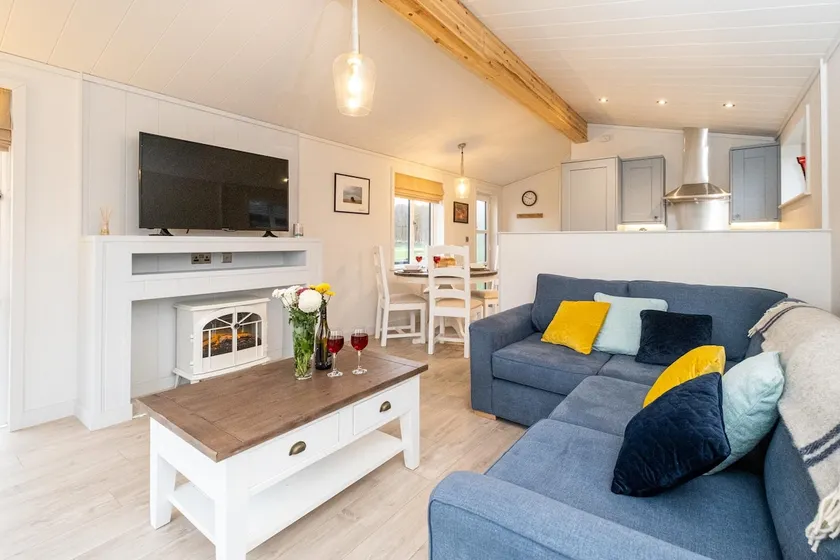 Beach Lodge - Sizewell - sleeps 4 guests  in 2 bedrooms - Image 1