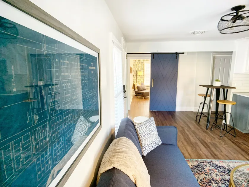Downtown Modern 2BR step from dining and shopping - Image 1