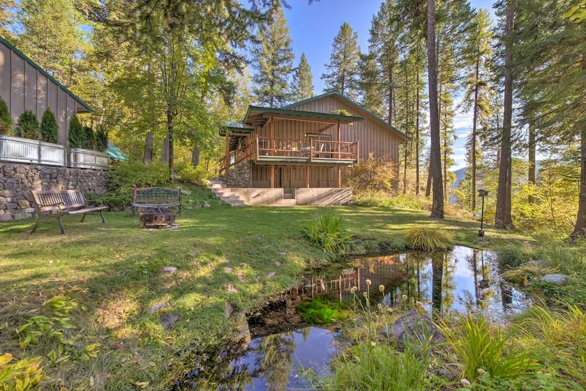 LUXE House Lake Views, Hot tub and Natural Spring - Image 1