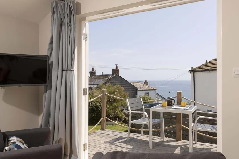 Cottage & Boatshed in Gorran Haven Private Parking - Image 1