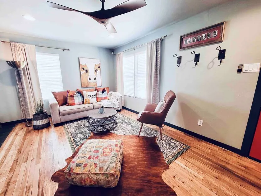 30+ Day Stay by Stockyards & Hospital-Pets Welcome - Image 1