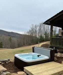 Log Cabin with Mountain Views, Hot Tub & Huge Yard - Image 1