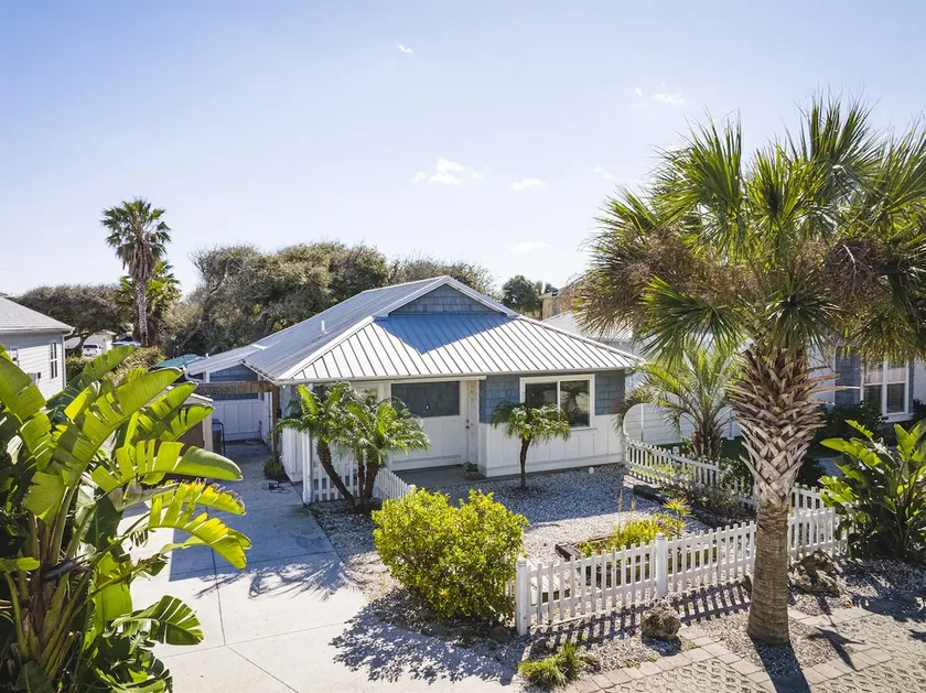 The Coconut Cottage. Hot Tub. Walk To Beach - Image 1