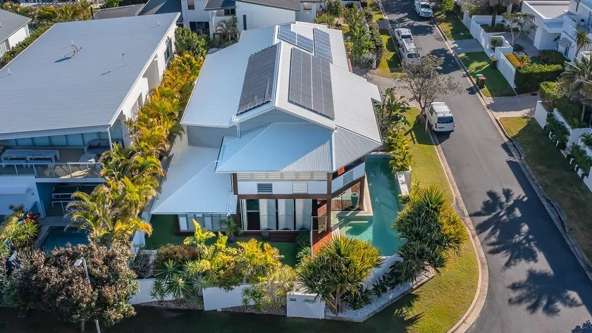 Abode La Vie- Beachside home with solar heated pool - Image 1