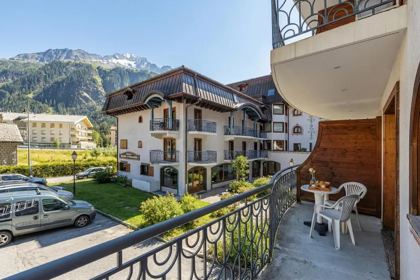 Le Cristal GM7 Mountain View, Pool, Private Sauna & Parking - Happy Rentals - Image 1