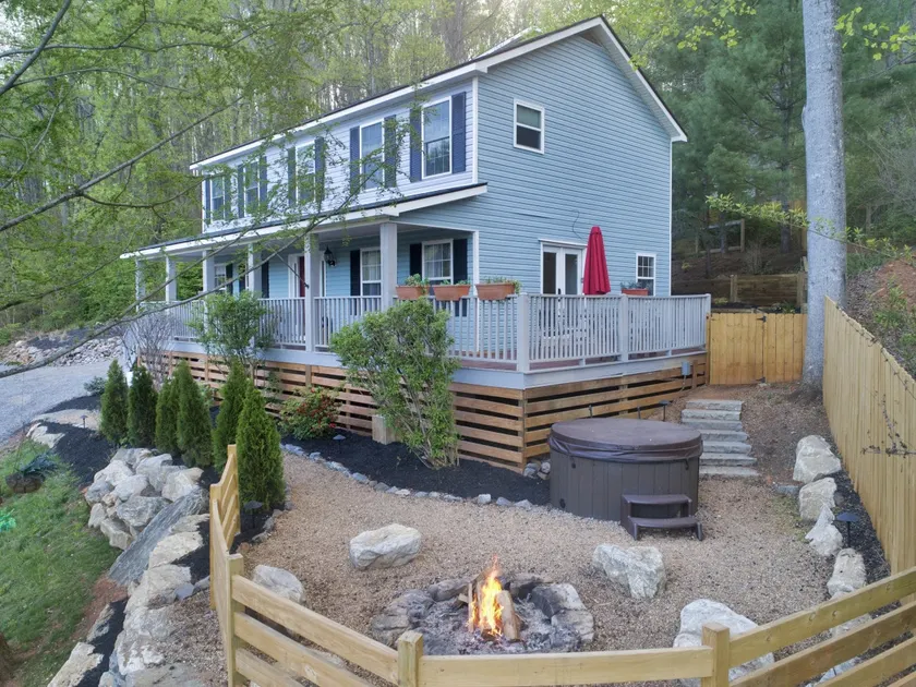 Cozy Cabin Mountain Views Asheville Black Mtn Fire Pit and Hot Tub - Image 1