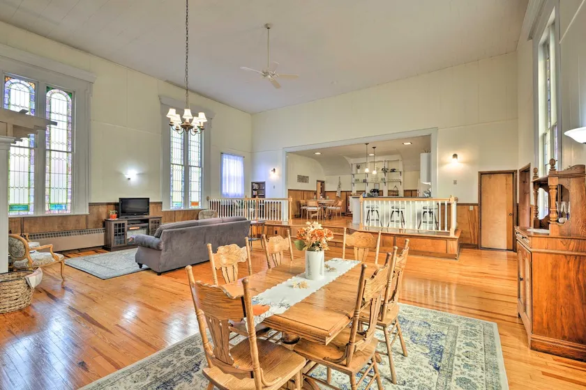 Lisle Apt: Fireplace & Stained Glass Windows! - Image 1