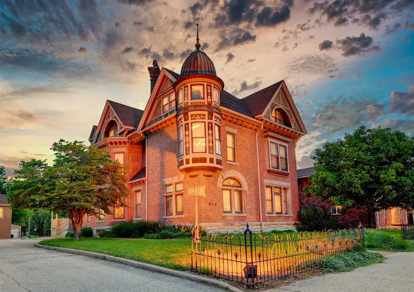 Charming Downtown Stay | Victorian Beauty & Modern Comfort - Image 1