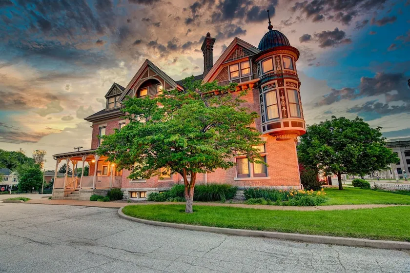 Walk to Capitol & Attractions | 3BR Historic Suite - Image 1