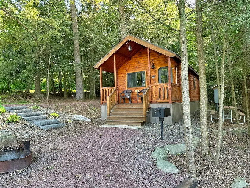 Luxury Cabin for 4 with Lake Access - Image 1