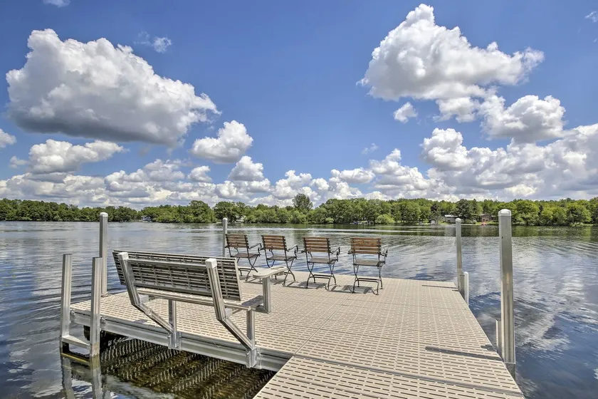 'Cumberland Retreat' w/ Lakefront Yard & Dock - Image 1