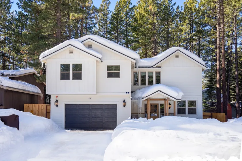 Luxurious Tahoe Escape: Hot tub, Arcade, Fireplace, and more+ - Image 1