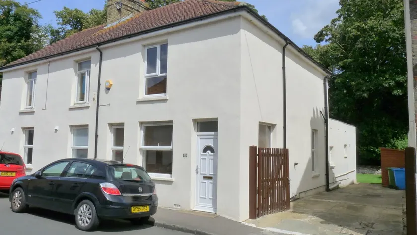 Bassett House with 3 bedrooms, fast Wi-Fi and off road parking - Image 1