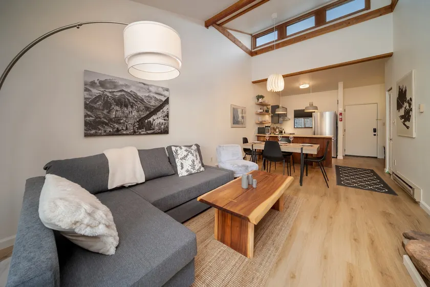1 bed remodeled, private deck - Image 1