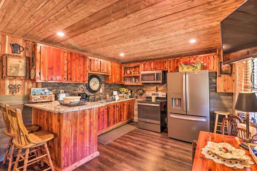 Quiet, Historic Manor: Located in Ghost Town! - Image 1