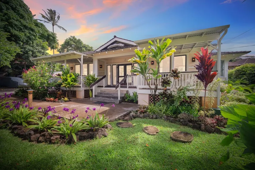 Five Bed, Five Bath Tropical Paradise With A/C, Hot Tub, & Beach Walk - Image 1