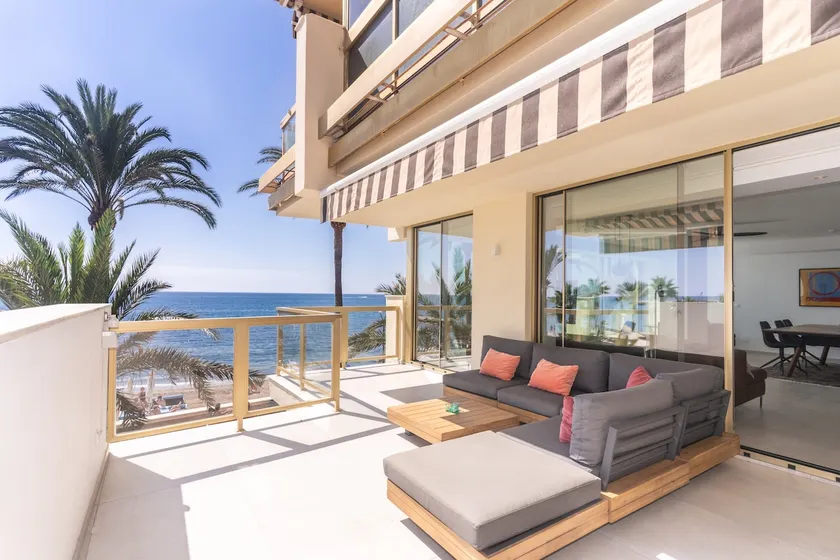 Appartement entièrement équipé avec piscine, terrasse et internet haut débit | Vue mer | Plage à proximité | Adapté au travail à distance - Image 1