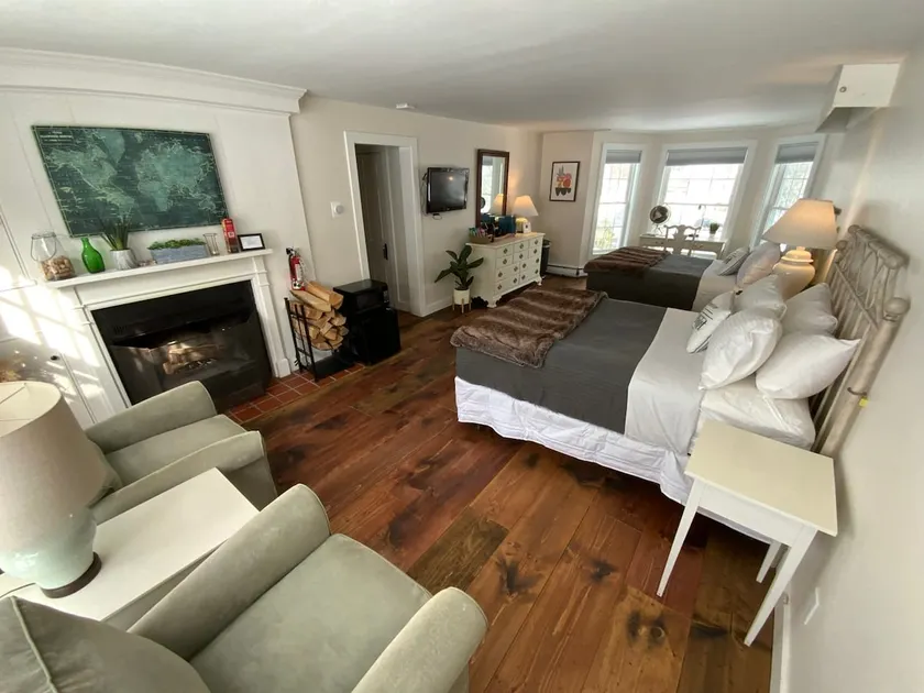 Luxury King Cottage, 2 twin beds in loft, fireplace, private entrance - Image 1