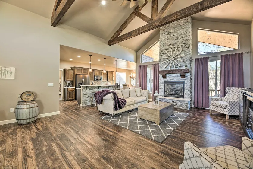 Hot Tub & Ponderosa Views! Luxe Cabin in Lakeside - Image 1