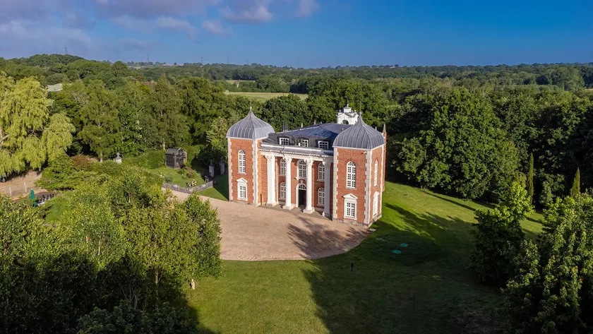 Eastwood Observatory: 12 bedrooms, swimming pool and tennis court - Image 1