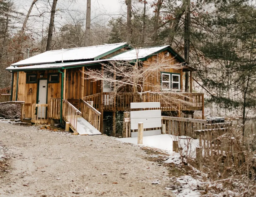 Bear Lair: Luxe cabin, private lake, caves, trails, fast WiFi @ Bear Track Lake - Image 1