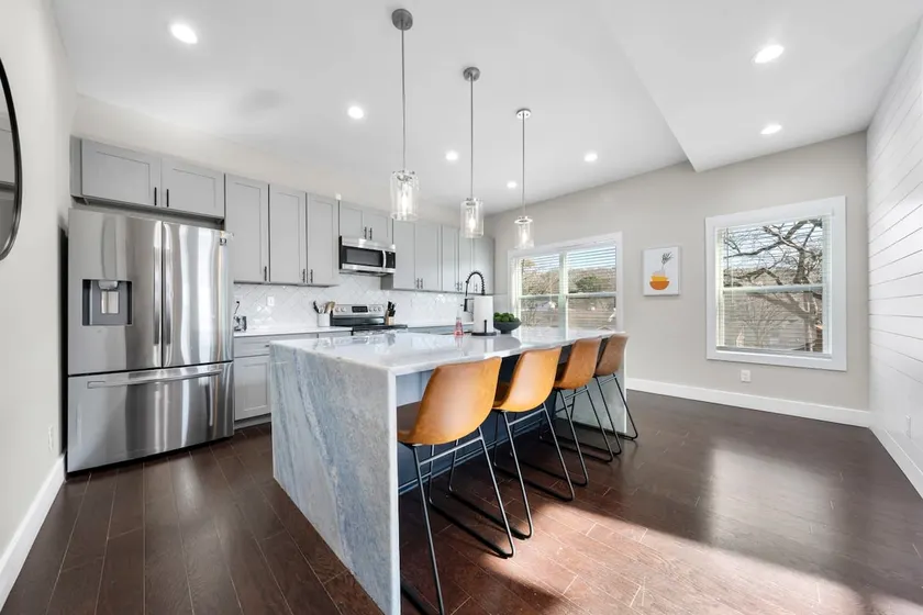 Family Friendly New Luxury Home Centrally located - Image 1