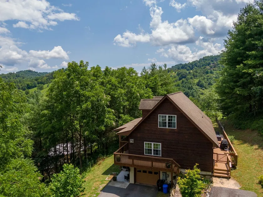 Lazy Bear Inn - Image 1