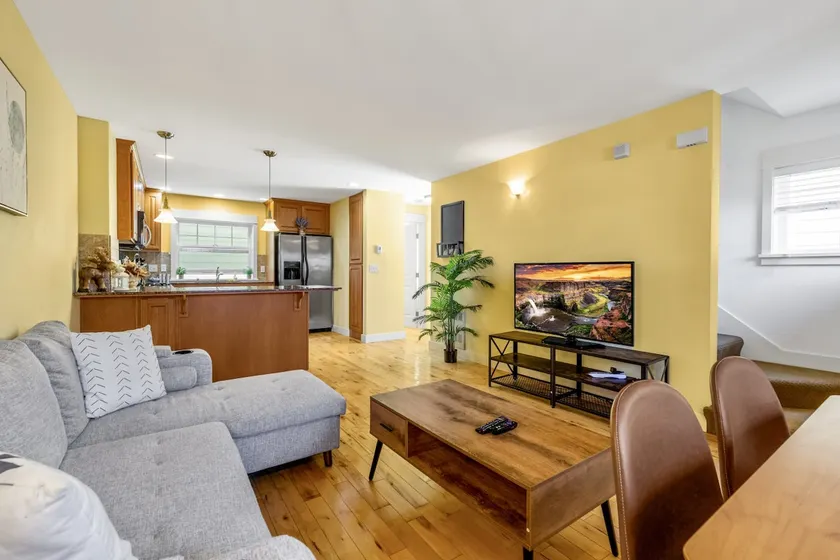 Charming 2b1.5b Townhome in U District - Image 1
