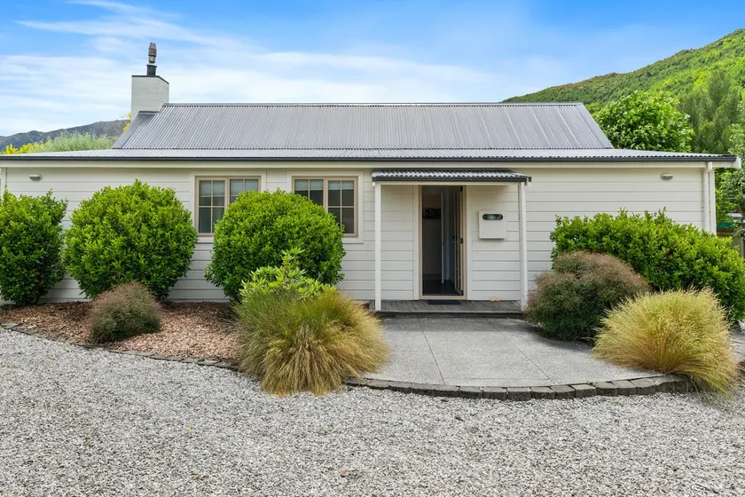 Gold Rush Cottage - Arrowtown Holiday Home - Image 1
