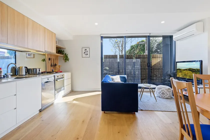 Cosy 1-Bed with Private Balcony By Showgrounds - Image 1