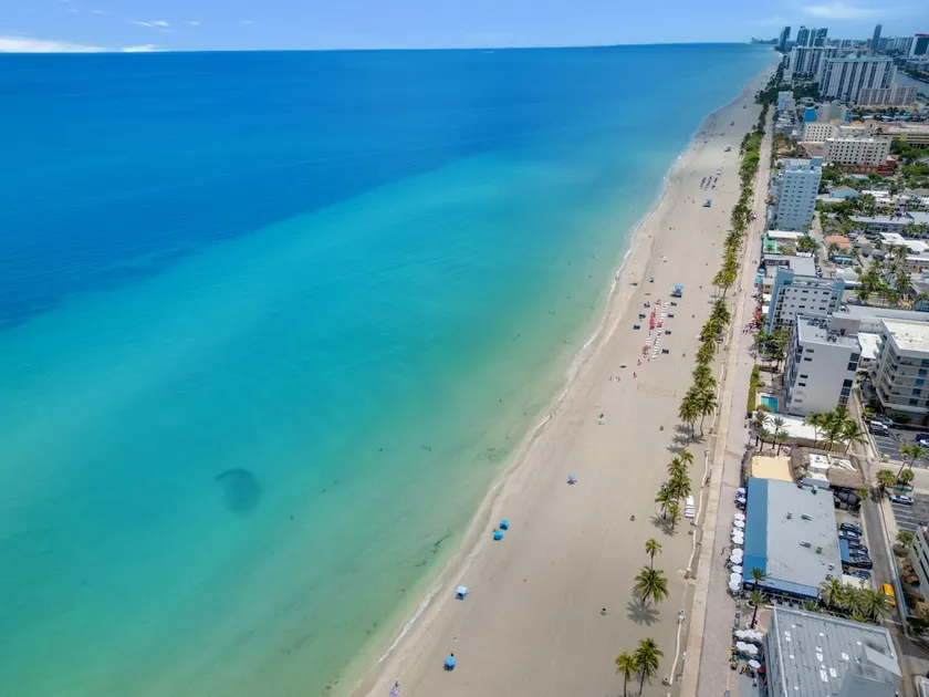 Outstanding Unit W/ Parking& Pool across the beach - Image 1