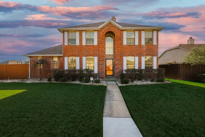 Luxury spacious Two Story 5 Bedroom Home with Gym, Jacuzzi, Nearby Lake Ideal for Large Groups or Fa - Image 1