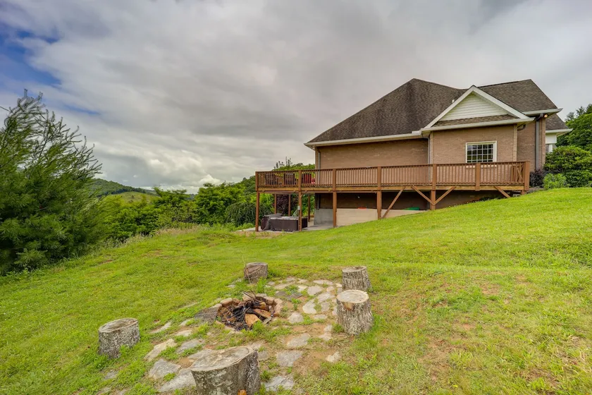 Classy Home w/ Hot Tub + Mt. Jefferson Views! - Image 1