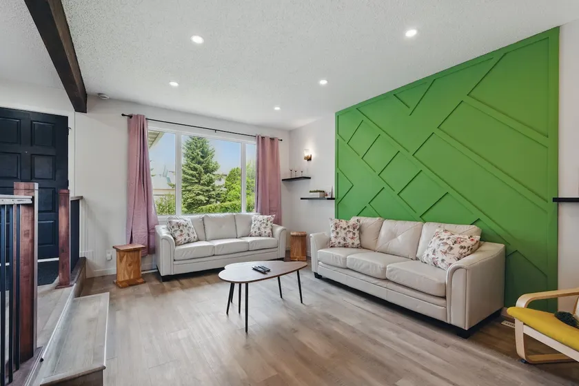 Rideau - Freshly Renovated 6 Bdrm, 3.5 Bthrm Home - Image 1