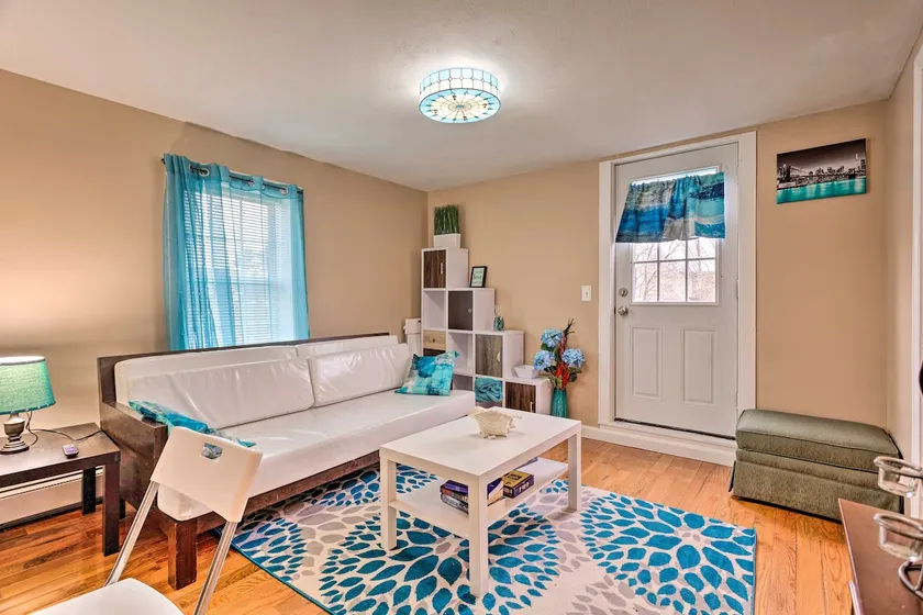 Cozy Third-Story Apartment in Dtwn Brockton! - Image 1