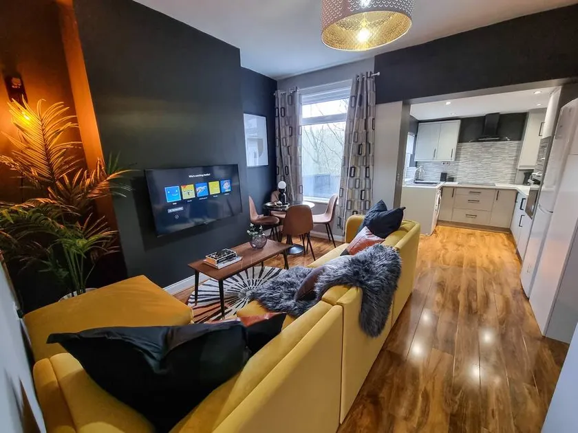 3 BR Home Close to MCR City Centre - Image 1