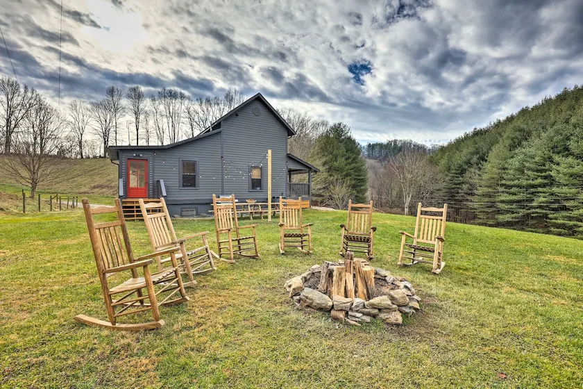 Stylish Vilas Hideaway: Hike, Ski & Explore! - Image 1