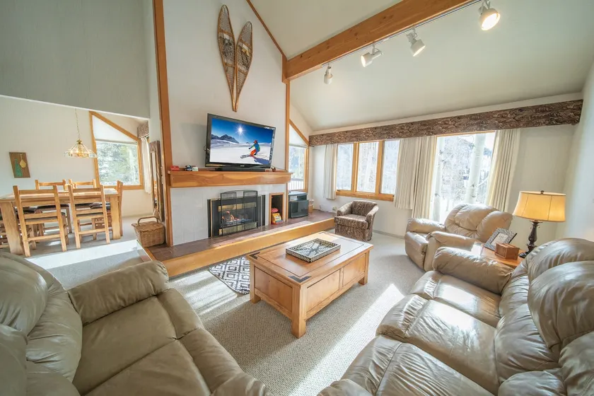 Beautifully Furnished 2B/2B, On the Shuttle Route - Image 1