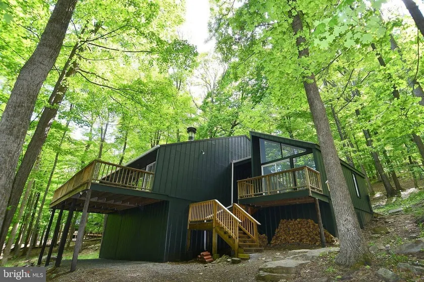 Private hot tub, wooded, EV charger, 1-gig fiber internet - Image 1