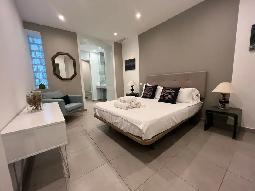 City center modern 2BR/2BA with private patio - Image 1