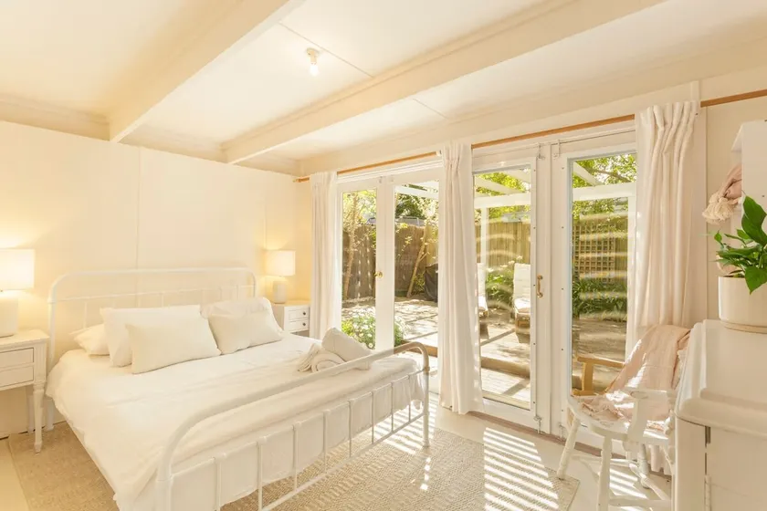 Beachfront Family-Friendly Cottage Near Shops & Attractions - Image 1