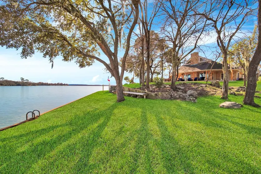 Lone Star Peninsula- Stunning Waterfront Retreat - Image 1