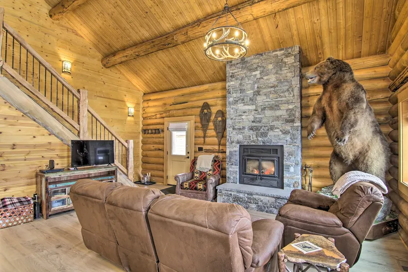 Stunning Mountain Views: Livingston Cabin w/ Deck! - Image 1