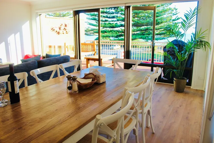 Vista Victor Harbor: 3BR Beach Apt + Ocean Views - Image 1