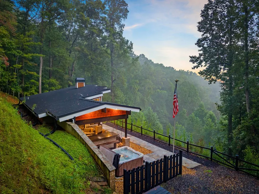 Luxe & Scenic Escape: Hot Tub ~ Breathtaking Views - Image 1
