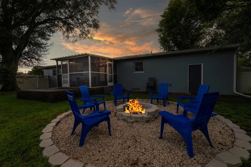 Enlivening house with spacious parking and patio - Image 1