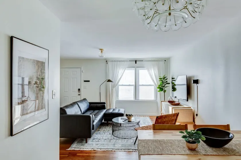 Central Location, Stylish & Comfortable - Image 1