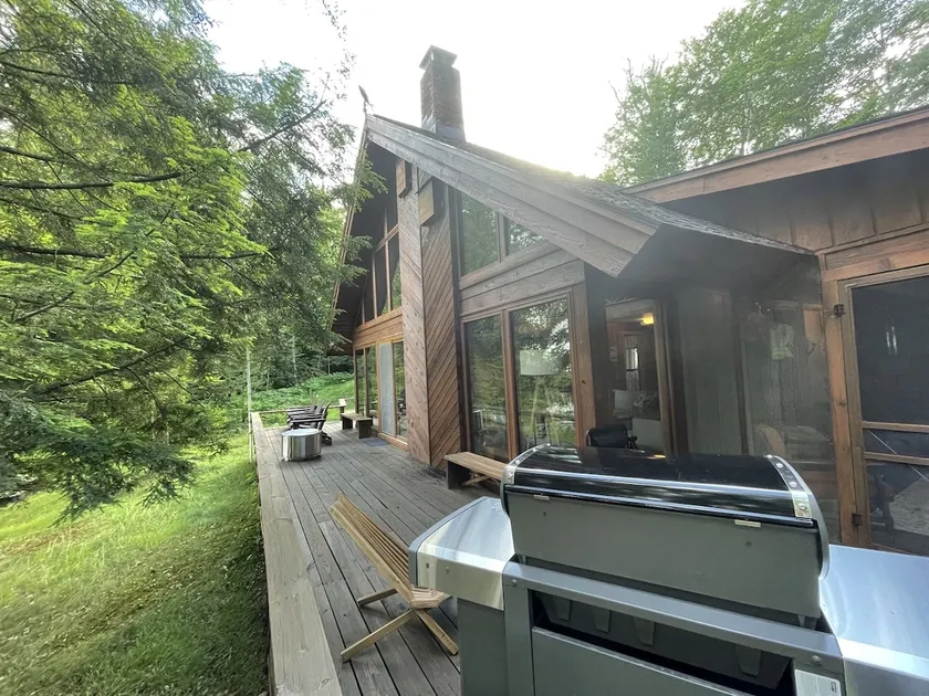 Luxurious Waterfront with Mountain Views - Image 1